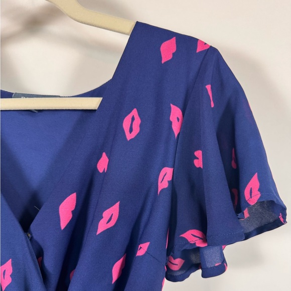 ModCloth Fits of Bliss Flutter Sleeve Dress Womens Medium Lipstick Print Flirty - Picture 4 of 15
